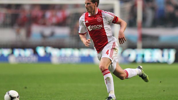 
                <strong>Jan Vertonghen, September 2006</strong><br>
                Nach einer Verletzungs-Unterbrechung will Ajax-Verteidiger Jan Vertonghen 2006 den Ball zurück zum Pokal-Gegner SC Cambuur geben. Die Rückgabe des Belgiers verunglückt völlig und landet zum 3:0 im Tor der Gäste. Ajax lässt darauf Cambuur völlig frei passieren, um den alten Abstand von zwei Toren widerherzustellen.
              
