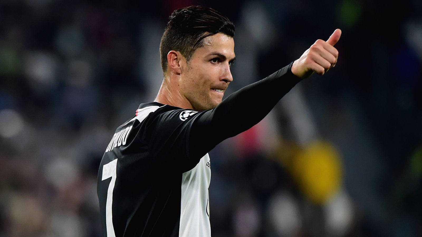 
                <strong>Cristiano Ronaldo (Juventus Turin)</strong><br>
                Position: AngriffAlter: 34 JahreNationalität: Portugal
              