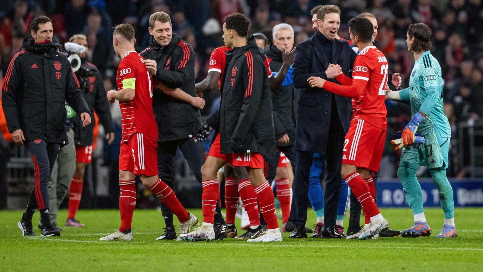 
                <strong>Imposante Erfolgsserie: Sieg um Sieg in der Champions League</strong><br>
                Besonders in einem Wettbewerb glänzte der FC Bayern in der noch laufenden Saison 2022/23, nämlich in der Champions League. Dort gewannen die Münchner unter Nagelsmann alle acht bisherigen Spiele, darunter auch die beiden Achtelfinal-Partien gegen Paris St. Germain (1:0, 2:0). Im Viertelfinale bekommt es der deutsche Rekordmeister nun mit Manchester City zu tun - allerdings ohne den bisherigen Erfolgs-Coach Nagelsmann.
              