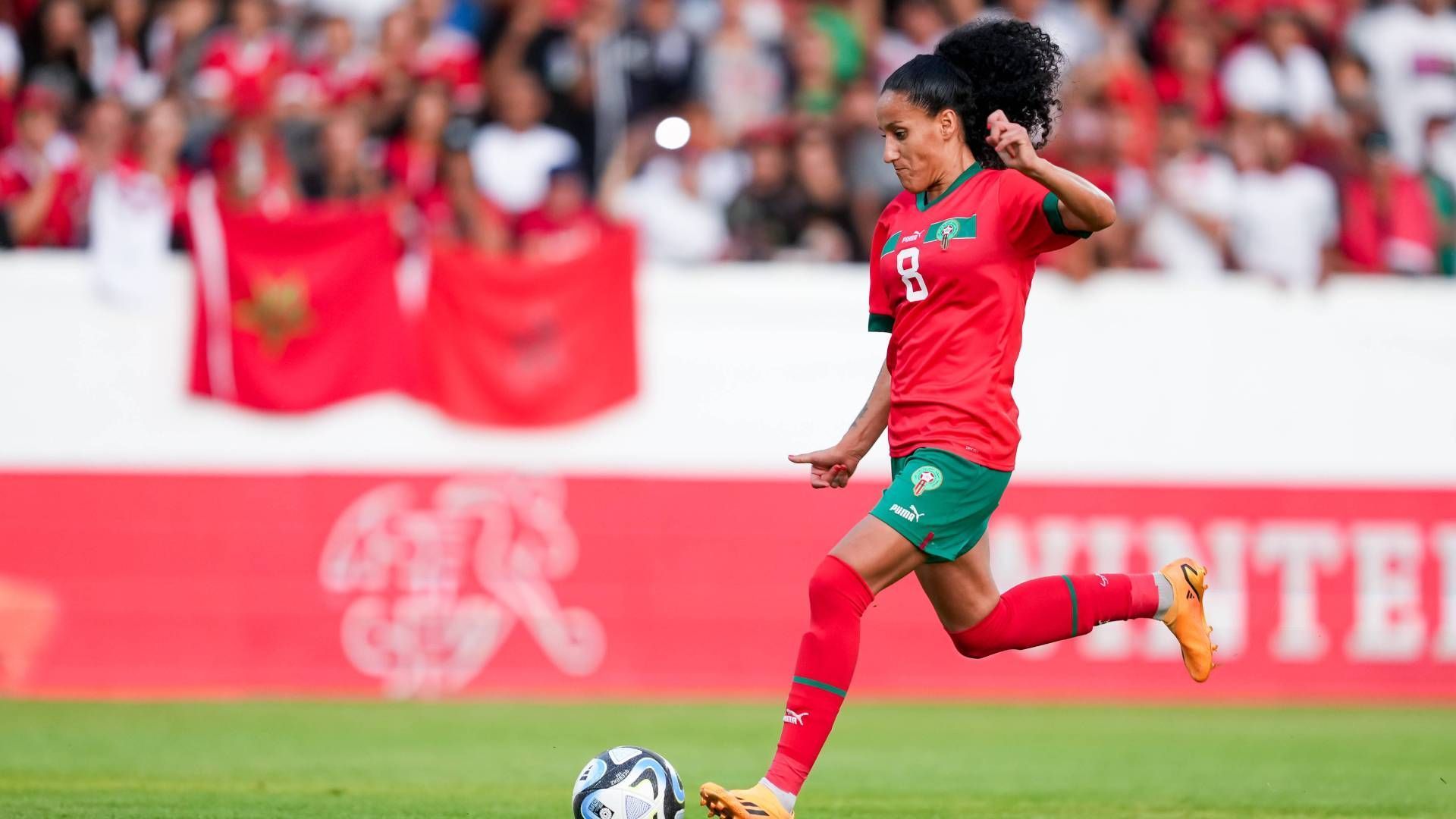 
                <strong>Marokko - Salma Amani</strong><br>
                Zu gerne würden die marokkanischen Spielerinnen für eine ähnliche Überraschung sorgen wie die Männer im Dezember bei der WM in Katar. Ob das gelingt, wird auch von der Form von Salma Amani abhängen. Die Mittelfeldspielerin verfügt über jahrelange Erfahrung in der französischen Liga, wenngleich sie nie bei einem der großen Klubs gespielt hat.
              