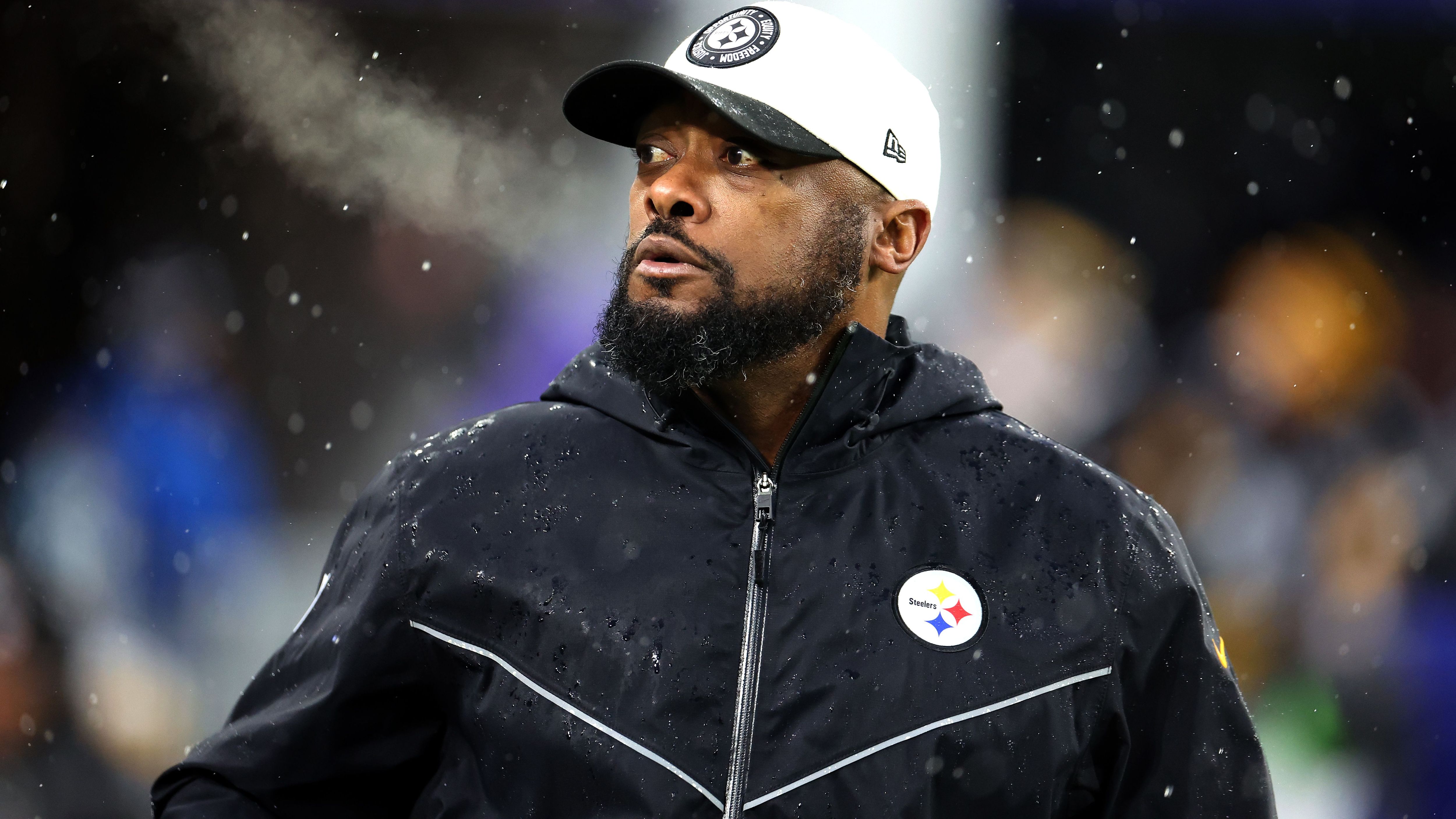 <strong>Platz 7: Pittsburgh Steelers um Head Coach Mike Tomlin</strong><br>Konstant, konstanter, Mike Tomlin. <a href="https://www.ran.de/sports/american-football/nfl/news/pittsburgh-steelers-mike-tomlin-setzt-unheimliche-serie-fort-344142">Seit 2007</a> (!) weisen die Steelers unter der Leitung von Mike Tomlin in jeder Spielzeit eine positive Saison-Bilanz auf. Eine Statistik, die Tomlins Fähigkeiten als Head Coach unterstreicht. Gleichzeitig warten die Steelers seit geraumer Zeit auf einen Playoff-Lauf. Vielleicht nun mit Arthur Smith als OC?