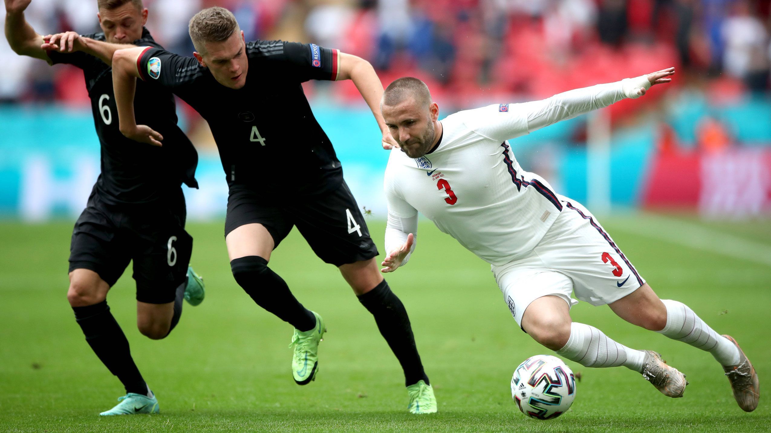 
                <strong>Luke Shaw (England)</strong><br>
                Seine Teilnahme an den englischen Offensivbemühungen werden vor allem von Kimmich erschwert. Holt nach 25 Minuten einen Freistoß raus, als stärkste Offensivaktion. Defensiv gelegentlich mit Problemen gegen Kimmich. In der zweiten Hälfte deutlich unauffälliger bis zur 75. Minute, als er bis zur Grundlinie durchläuft und die Vorlage zur englischen Führung liefert. Auch beim zweiten Treffer der "Three Lions" hat Shaw entscheidenden Anteil durch seinen Pass auf Grealish. ran-Note: 2
              