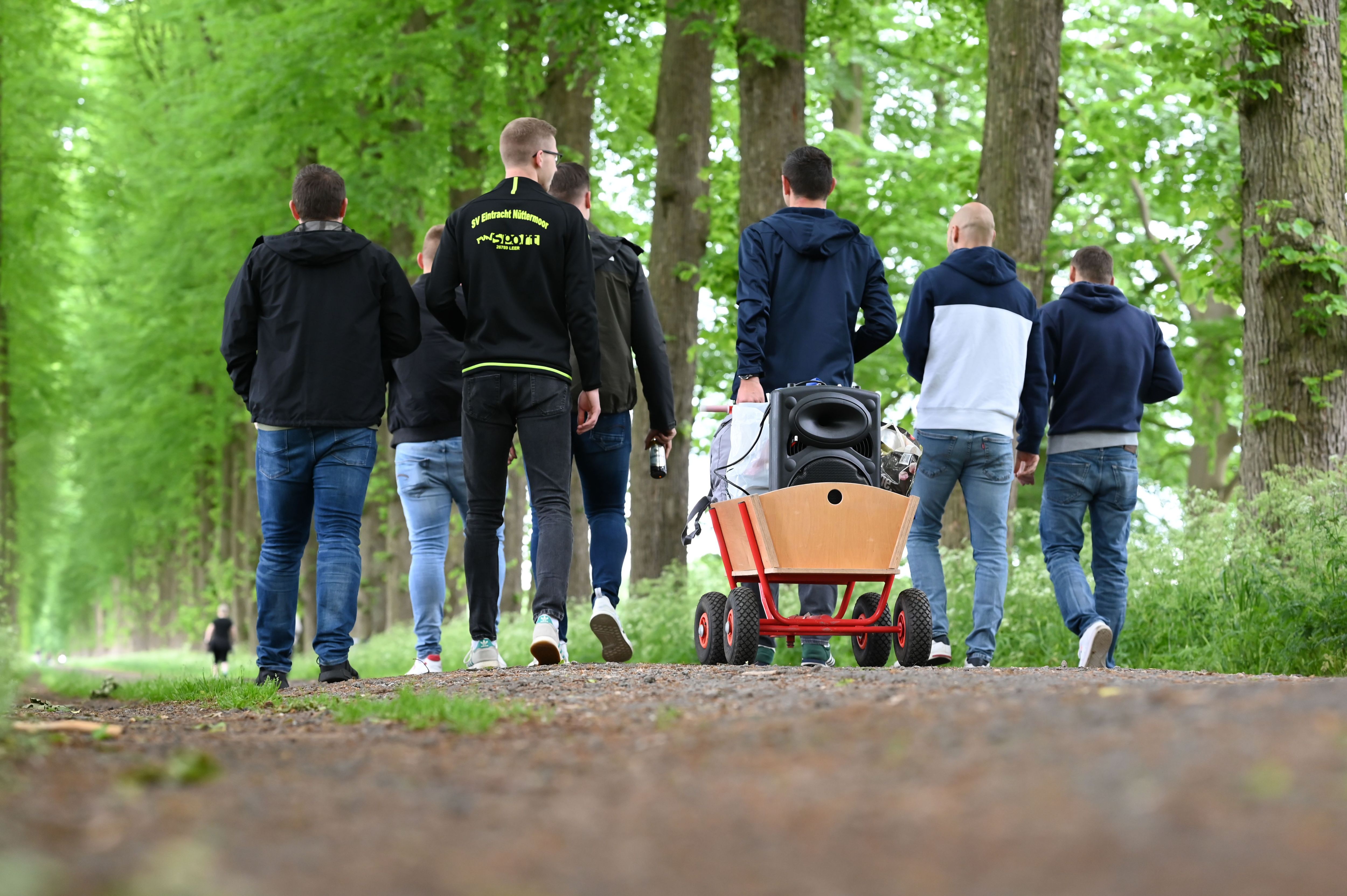 Da der Tag von Christi Himmelfahrt auch gleichzeitig Vatertag ist, ziehen viele Menschen  an diesem Tag mit einem Bollerwagen los und genießen das ein oder andere Kaltgetränk. Sowohl der religiöse Hintergrund von Christi Himmelfahrt als auch die Tatsache, ob man wirklich Vater ist oder nicht, wird da zur Nebensache.