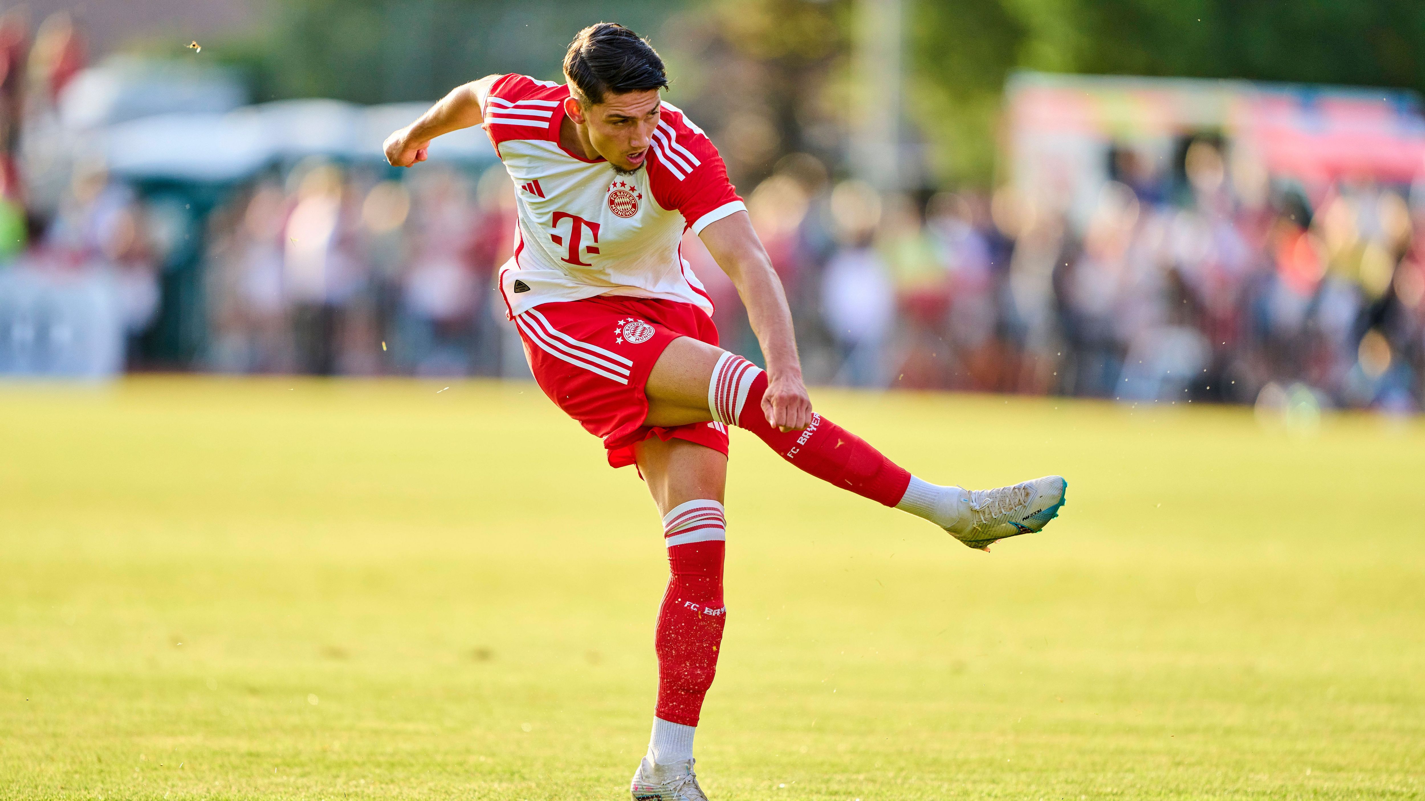 <strong>Yusuf Kabadayi</strong><br>Schalke 04 hat sich die Dienste des Bayern-Talents Yusuf Kabadayi gesichert. Der Flügelspieler wird aus der zweiten Mannschaft der Münchner ausgeliehen, es gibt zudem eine Kaufoption, wie Schalke mitteilte. Der 19-Jährige hat bei Bayern alles Jugendmannschaften durchlaufen und erzielte&nbsp; in der vergangenen Saison&nbsp;neun Tore in 20 Regionalliga-Einsätzen.