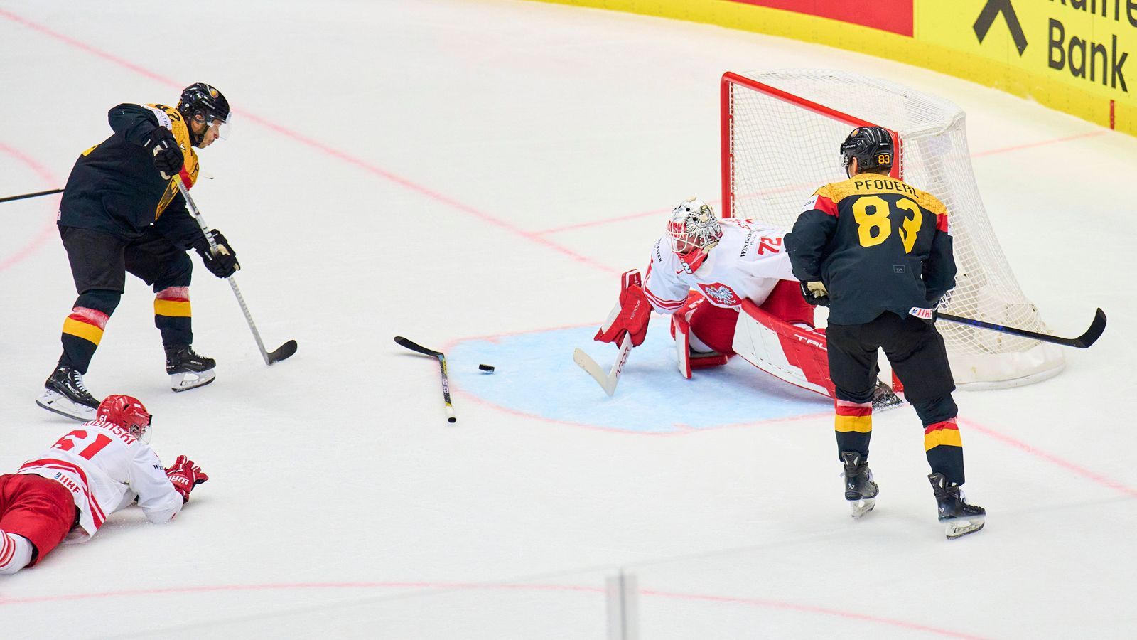 <strong>Angriff</strong><br>Zu Beginn spüren die DEB-Jungs das Spiel gegen Kasachstan offenbar in den Beinen, sodass es zu kaum nennenswerte Chancen kommt. Dazu ist das deutsche Team in einigen Angriffen zu verspielt. Anstatt abzuziehen, sucht man hier viel zu oft den extra Pass. Hier muss das deutsche Team in den kommenden Spielen wieder deutlich zielstrebiger werden und an die Spiele gegen Lettland und Kasachstan anknüpfen.