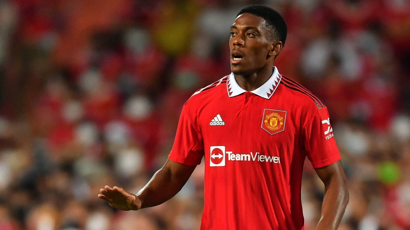 
                <strong>Platz 7: Anthony Martial</strong><br>
                Er ist zurzeit wohl eines der größten Sorgenkinder im Kader Manchester Uniteds. Anthony Martial kam 2015 für 60 Millionen Euro von der AS Monaco nach Manchester. Sieben Jahre und 179 Scorer später steht der Franzose bei den "Red Devils" auf dem Abstellgleis. In der Rückrunde der vergangenen Saison war Martial sogar nach Spanien an den FC Sevilla ausgeliehen. Bei den Andalusiern überzeugte der 26-jährige Angreifer jedoch ebenfalls überhaupt nicht und kam in zwölf Einsätzen lediglich zu einem einzigen Tor. Nun weiß keiner wohin mit dem Franzosen, dessen Marktwert zurzeit 16 Millionen Euro beträgt.
              