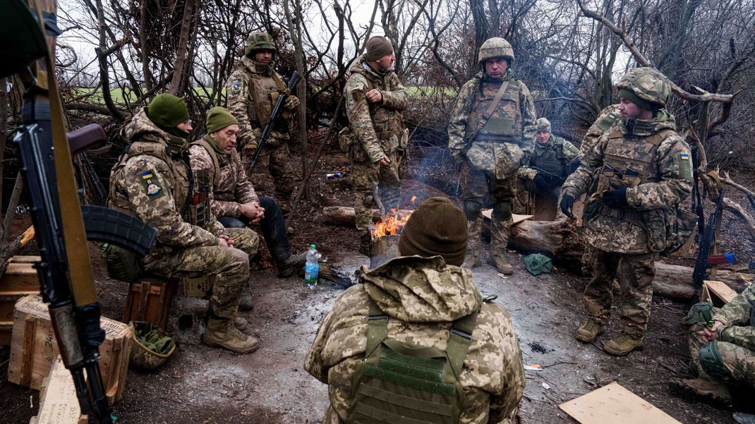 Ukrainische Soldaten ruhen sich nach einem Training in der Region Donezk aus.