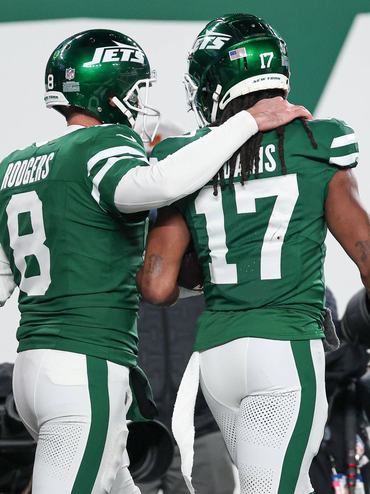 NFL, American Football Herren, USA Miami Dolphins at New York Jets Jan 5, 2025; East Rutherford, New Jersey, USA; New York Jets quarterback Aaron Rodgers (8) and wide receiver Davante Adams (17) ce...