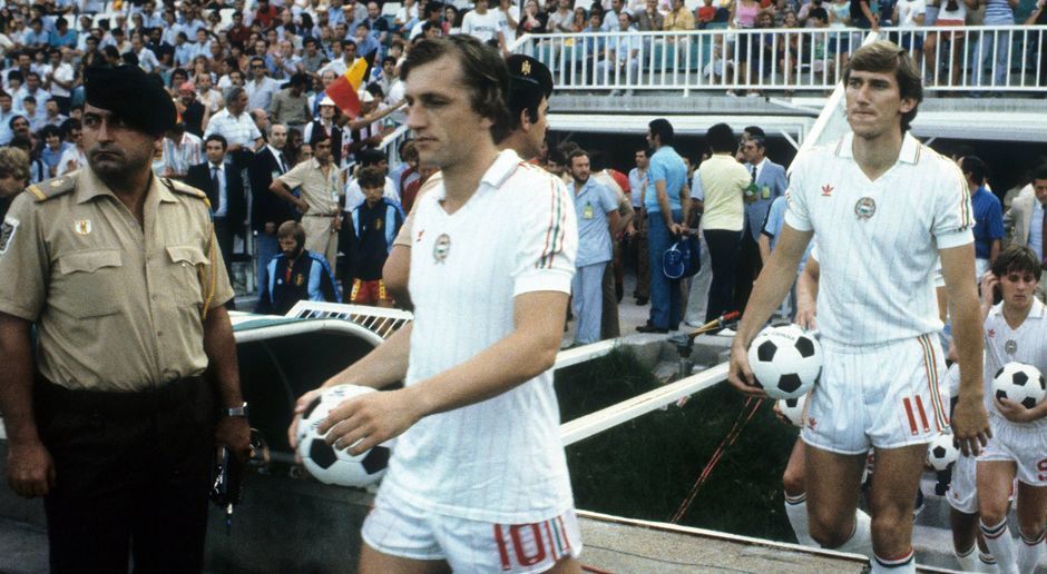 
                <strong>Der höchste WM-Sieg: Ungarn - El Salvador 10:1 (1982)</strong><br>
                Nur ein einziges WM-Endrundenspiel fiel zweistellig aus. Die Ungarn schossen bei der WM 1982 in Spanien den Neuling El Salvador mit 10:1 ab. Laszlo Kiss (im Bild li. neben Gabor Poloskei) traf viermal.
              