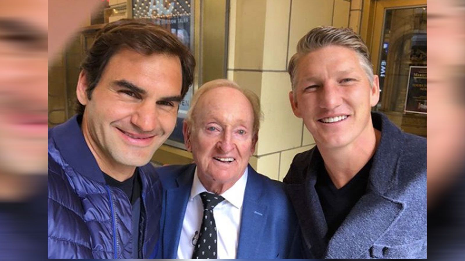 
                <strong>Schweinsteiger mit Tennislegenden</strong><br>
                Über seine Frau lernt er auch die Allergrößten des Tennissport kennen. Hier posiert er mit Roger Federer (links) und Rod Laver.
              