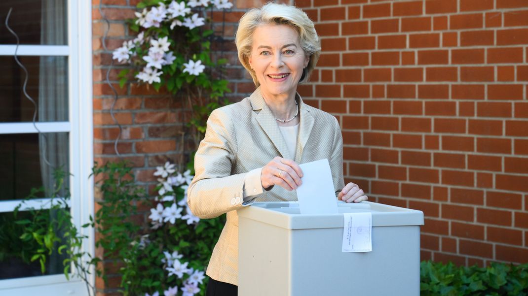 Ursula von der Leyen, EU-Kommissionspräsidentin, wirft ihren Stimmzettel zur Europawahl in einer Wahlurne vor einem Wahllokal in der Region Hannover.