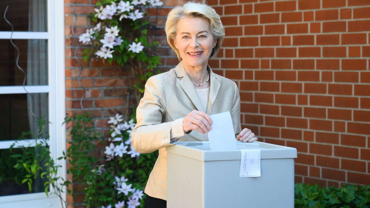Ursula von der Leyen, EU-Kommissionspräsidentin, wirft ihren Stimmzettel zur Europawahl in einer Wahlurne vor einem Wahllokal in der Region Hannover.