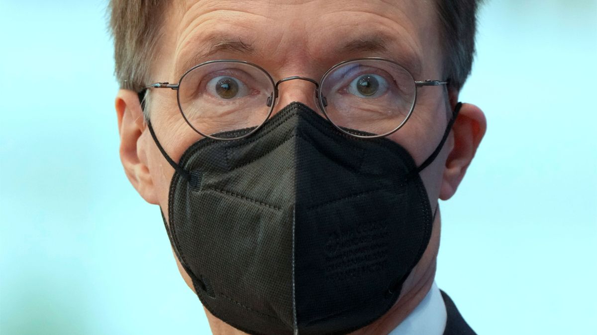 Gesundheitsminister Karl Lauterbach mit Maske