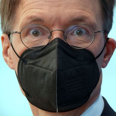 Gesundheitsminister Karl Lauterbach mit Maske