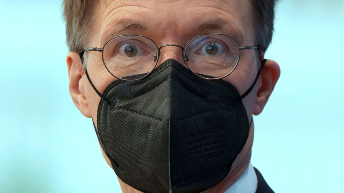 Gesundheitsminister Karl Lauterbach mit Maske
