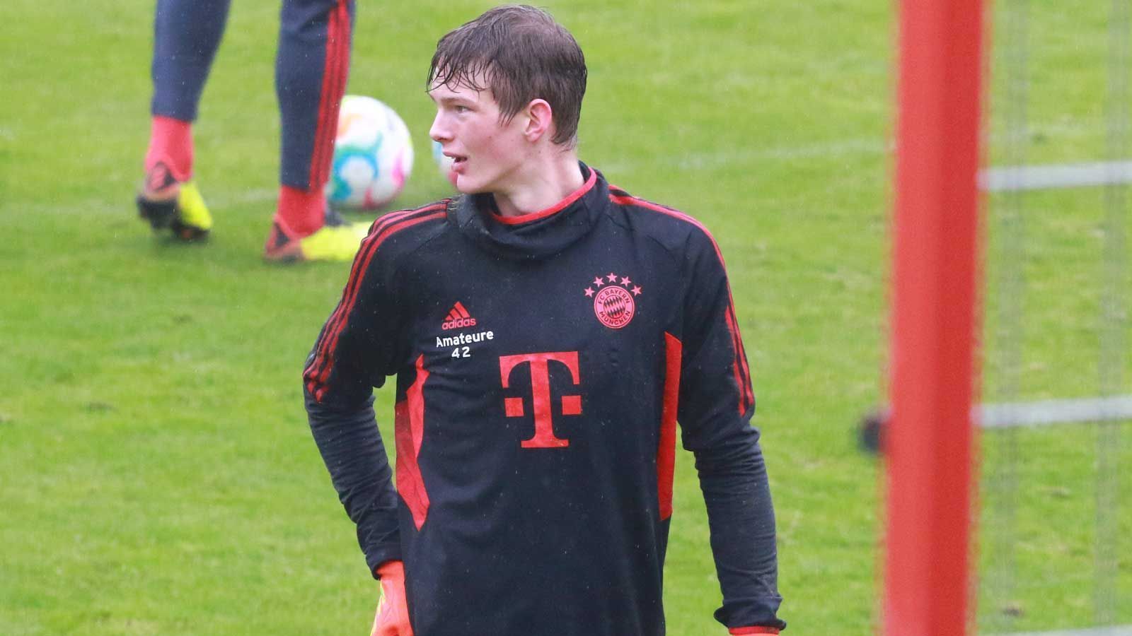 
                <strong>Tom Ritzy Hülsmann (18 Jahre, Torwart)</strong><br>
                Seit 2018 bei den Bayern. Er kam bereits als Zwölfjähriger aus Trier an den Campus, durchläuft seitdem die Jugendteams des FCB und ist mittlerweile in der U19 und im Youth-League-Kader angekommen. In beiden Mannschaften ist er zwar nicht die klare Nummer eins, gilt aber dennoch als großes Torhüter-Talent.
              
