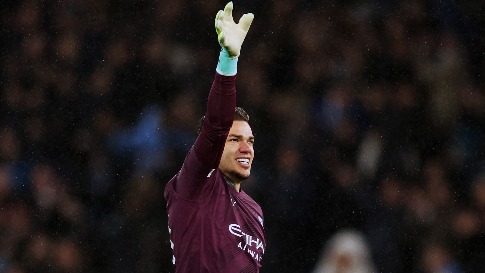 
                <strong>Ederson (Manchester City)</strong><br>
                Muss in der ersten Halbzeit kaum ins Geschehen eingreifen, hat damit auch keine Möglichkeit sich auszuzeichnen. Die bekommt er nach der Pause reihenweise. Allein gegen Sane pariert Ederson gleich doppelt binnen kürzester Zeit und hält die Führung fest und legt damit den Grundstein für den dann doch deutlichen Sieg. ran-Note: 2
              
