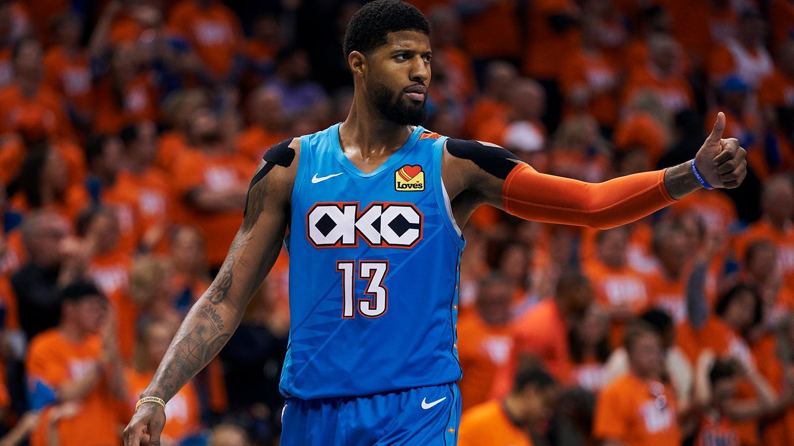 
                <strong>Monster-Trade um Paul George</strong><br>
                Denn die Clippers haben sich zusätzlich All Star Paul George von den Oklahoma City Thunder per Trade geschnappt. Laut NBA-Insider Adrian Wojnarowski von "ESPN" bekommt OKC im Gegenzug eine Rekordanzahl an Draft-Picks. Dabei soll es sich um fünf Erstrundenpicks und zwei sogenannte Pick-Swaps handeln. Dazu kommen wohl auch noch die Spieler Danilo Gallinari und Shai Gilgeous-Alexander. Das Gesamtpaket fällt damit noch größer aus als das vom Lakers-Trade um Center Anthony Davis. Mit den zwei Big Names haben …
              