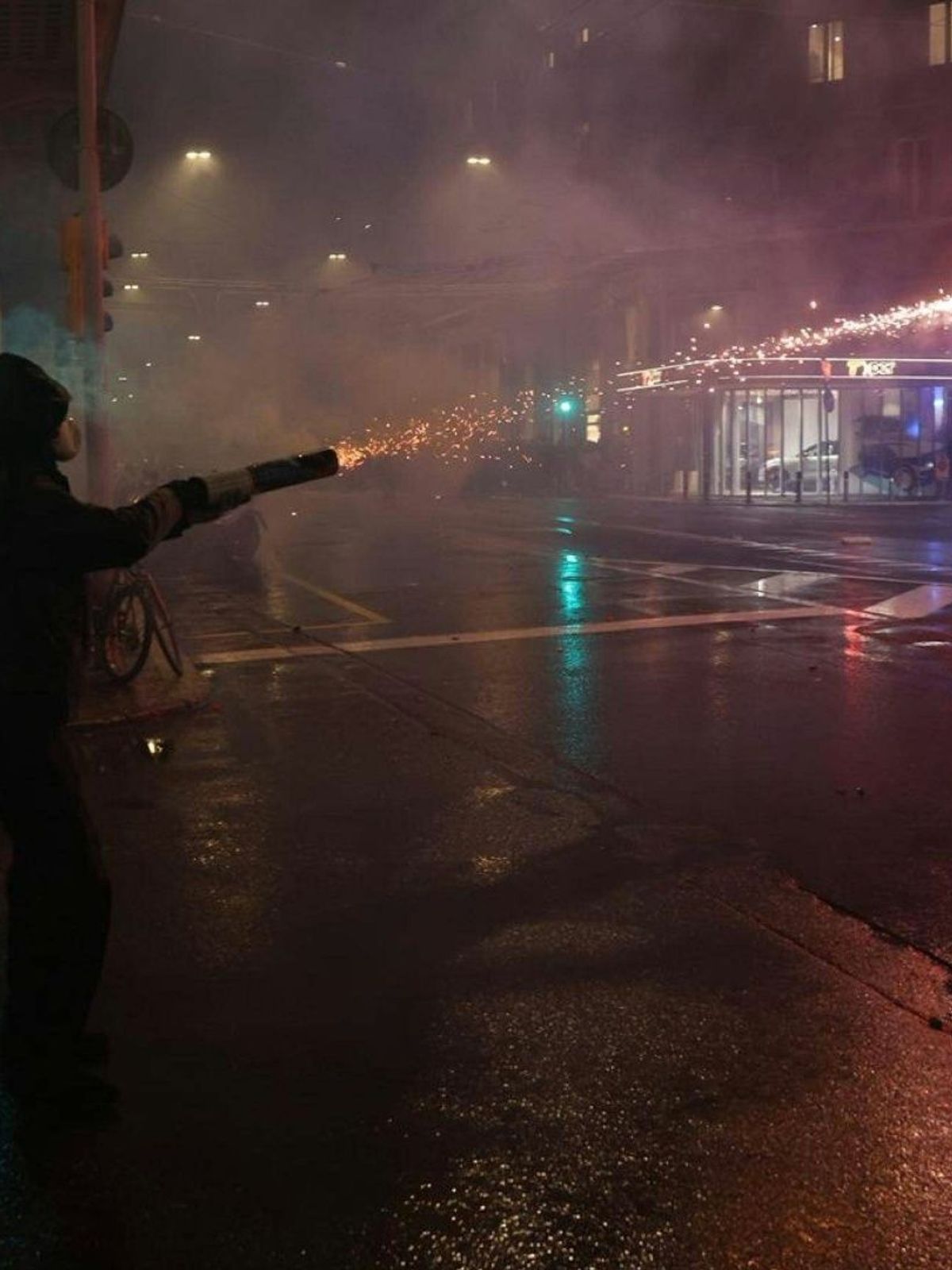 Polizisten werden mit Pyrotechnik beschossen