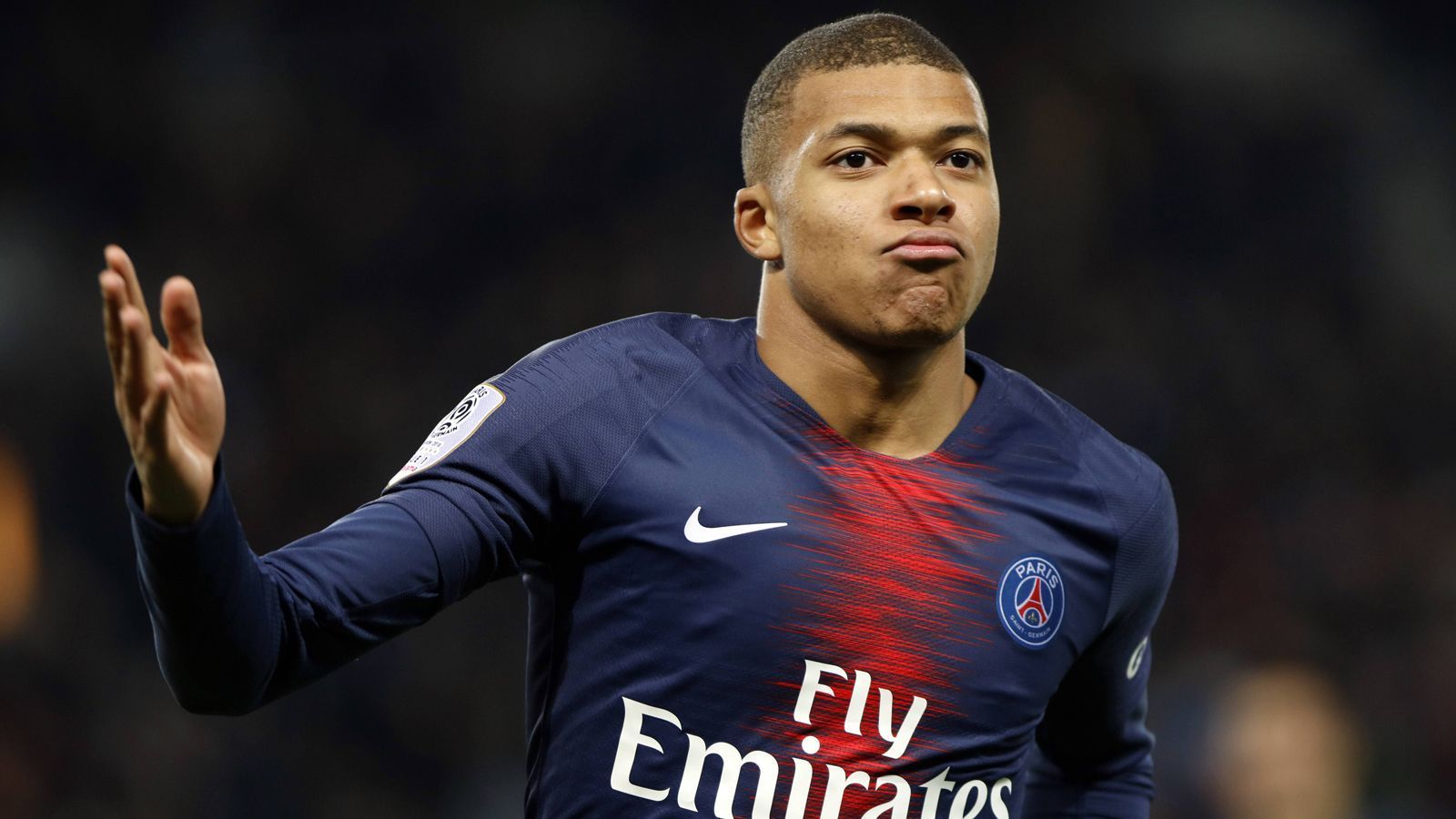 
                <strong>Kylian Mbappe und seine extravaganten Forderungen an PSG</strong><br>
                Kylian Mbappe weiß schon in jungen Jahren, was er will. Wie der "Spiegel" in Zusammenarbeit mit der Plattform "Football Leaks" berichtet, wollte er mit 18 schon zu einem europäischen Topklub. Eigentlich, so "Football Leaks", sollte er 2017 zunächst zu Real Madrid. Sein Ex-Klub AS Monaco war sich mit den Königlichen bereits einig. Doch dann wollte Mbappe lieber zu Paris St. Gemain, und die Franzosen waren bereits, die geforderte Summe von 180 Millionen Euro inklusive 30 Millionen Euro Boni zu bezahlen. Mbappe und sein Vater Wilfrid handelten neben einer Unterschriftsprämie von fünf Millionen Euro insgesamt 50 Millionen Euro Gehalt für fünf Jahre aus, das Gehalt steigert sich jährlich von anfangs sieben bis später zwölf Millionen.
              