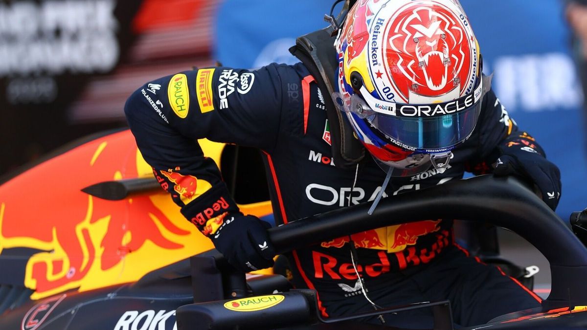 Max Verstappen klettert aus seinem Red Bull RB21