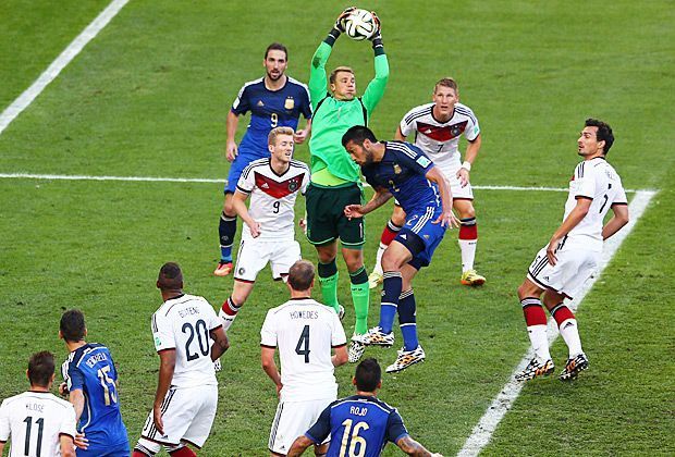 
                <strong>Manuel Neuer</strong><br>
                Bekam wenig zu halten, strahlte aber die gewohnte Ruhe aus. Sicher bei Flanken und aufmerksam beim Herauslaufen. Eine riskante Aktion an der Strafraumkante gegen Higuain - mit dem besseren Ende für Neuer. Ganz klar - Note: Weltmeister!
              