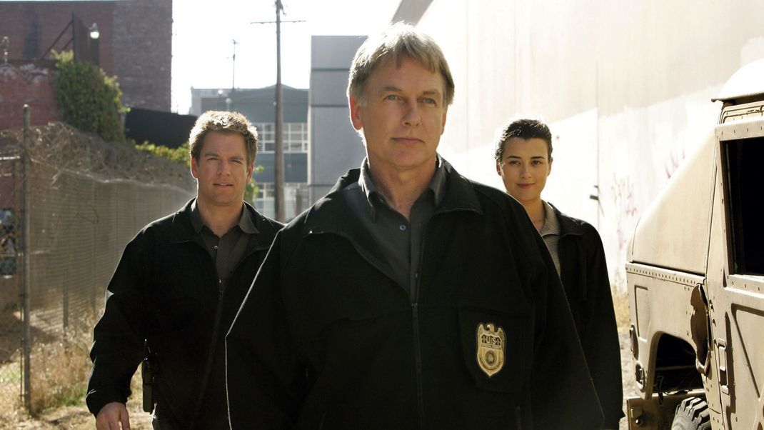 Starkes Team: Der Chef Leroy Jethro Gibbs (Mark Harmond) in der Mitte seiner Agents Tony DiNozzo (Michael Weatherly, l.) und Ziva David (Cote de Pablo, r.). Alle drei Charaktere sind inzwischen aus der Serie ausgeschieden.