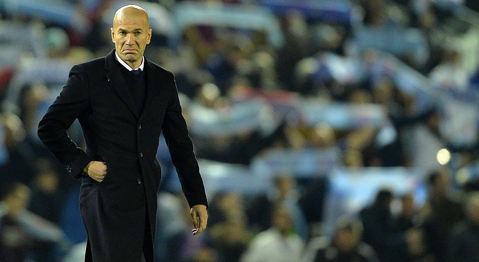 
                <strong>Real Madrid vs. Celta de Vigo 1:2</strong><br>
                Zidane unterliegt als Trainer von Real Madrid erst fünf Mal. Die 1:2-Niederlage im Viertelfinale der Copa del Rey 2017 ist von den fünf Patzern eine der schlimmsten. Im Santiago Bernabeu muss Zidane mit ansehen, wie sein Team Chance um Chance vergibt und am Ende als Verlierer vom Platz geht. Besonders bitter: Da sich beide Teams im Rückspiel 2:2 trennen, scheidet Zidane mit seinem Team aus dem Wettbewerb aus und wird anschließend öffentlich angezählt.
              