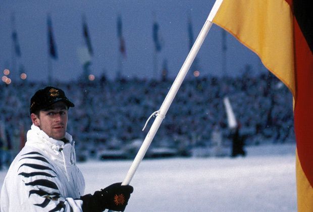 
                <strong>1994 in Lillehammer: Mark Kirchner</strong><br>
                1994 durfte der ehemalige Biathlet und heutige Biathlontrainer Mark Kirchner in Lillehammer (Norwegen) die deutsche Fahne in die Höhe recken. Modisch stilvoll im "Zebralook" präsentierte sich das deutsche Team auf der Eröffnungsfeier. 
              