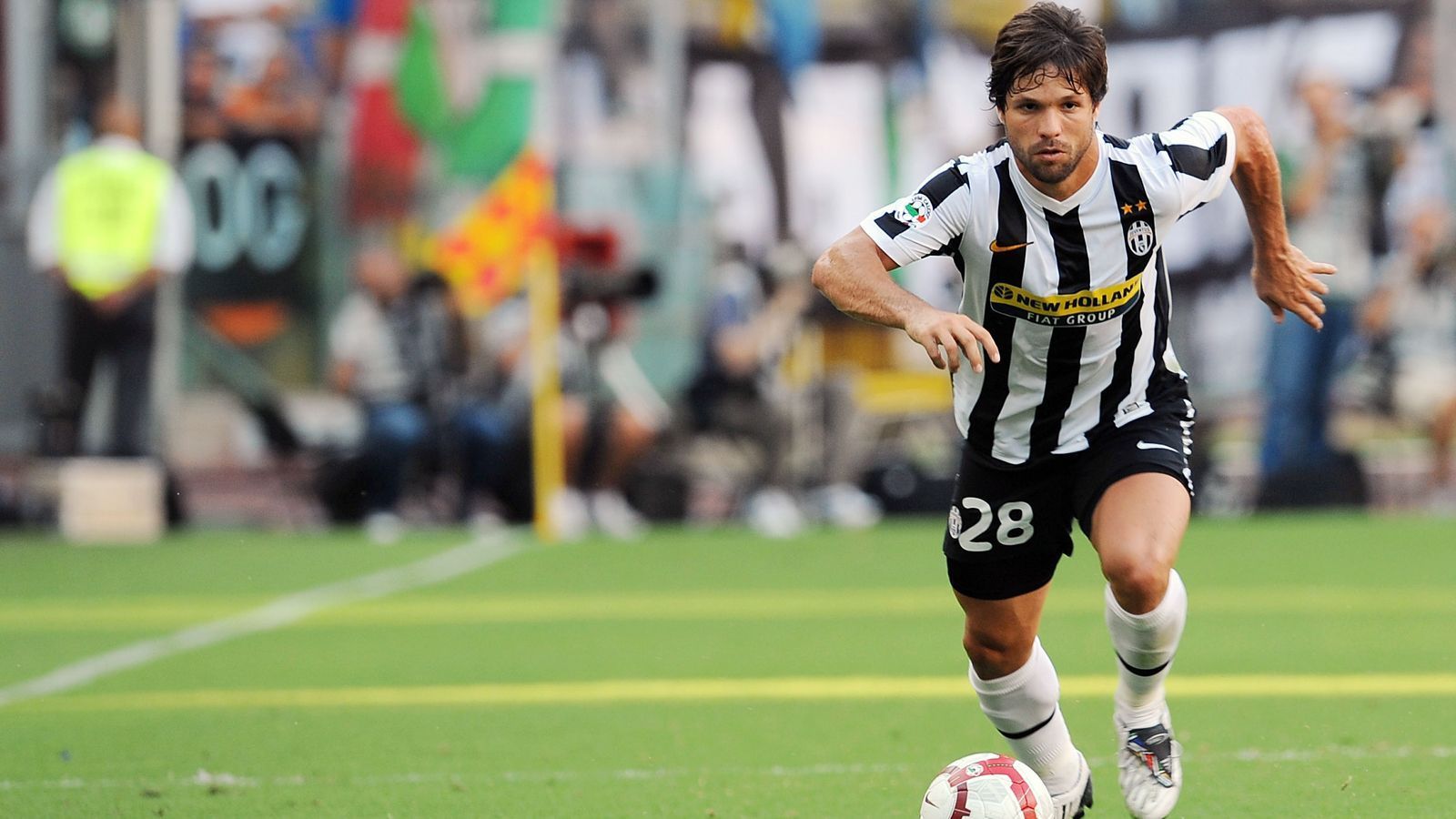 
                <strong>Diego</strong><br>
                Ebenfalls nur ein Jahr hielt die "Ehe" zwischen dem früheren Werder-Profi Diego und Juventus Turin. Nachdem die Italiener im Sommer 2009 kolportierte 27 Millionen Euro Ablöse für den Spielmacher bezahlt haben sollen, lief der Brasiliener in der Saison 2009/10 zwar in 47 Pflichtspielen auf (sieben Tore, 18 Vorlagen). Dennoch fühlte sich Diego bei der "Alten Dame" offenbar nicht sonderlich wohl, so kehrte er schon im Sommer 2010 wieder in die Bundesliga zurück und zwar zum VfL Wolfsburg. Nach den weiteren Stationen Atletico Madrid und Fenerbahce Istanbul lässt der 35-Jährige seine Karriere mittlerweile in der Heimat bei Flamengo Rio de Janeiro ausklingen.
              