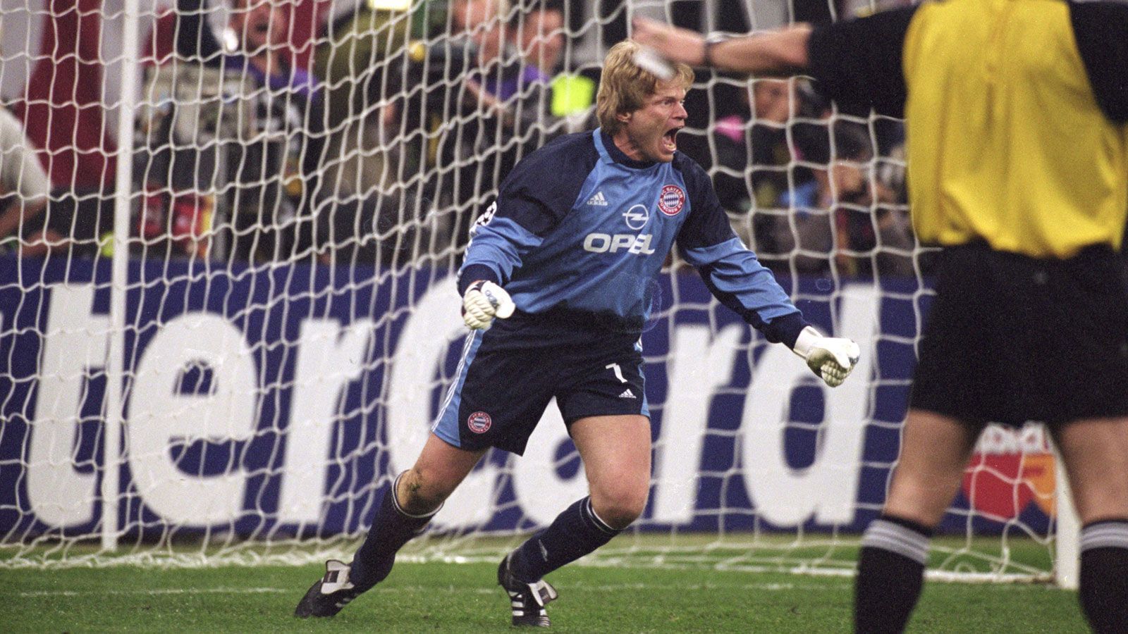 
                <strong>2001: FC Bayern München - FC Valencia 5:4 i.E. (1:1)</strong><br>
                "Kaaaaahn, die Bayern!!! Die Bayern!" Allein die Worte vom damaligen Kommentator Marcel Reif sorgen für Gänsehaut. Das Endspiel wird zum Elfer-Drama. Mendieta sorgt per Strafstoß schon nach drei Minuten für Valencias Führung, Mehmet Scholl verschießt vier Minuten später vom Punkt. Erst Stefan Effenberg sorgt, natürlich per Elfer, für das 1:1 nach 50 Minuten. Am Ende wird Oliver Kahn zum Helden, hält drei Strafstöße im Elfmeterschießen und ist auf dem Höhepunkt seiner Karriere.
              