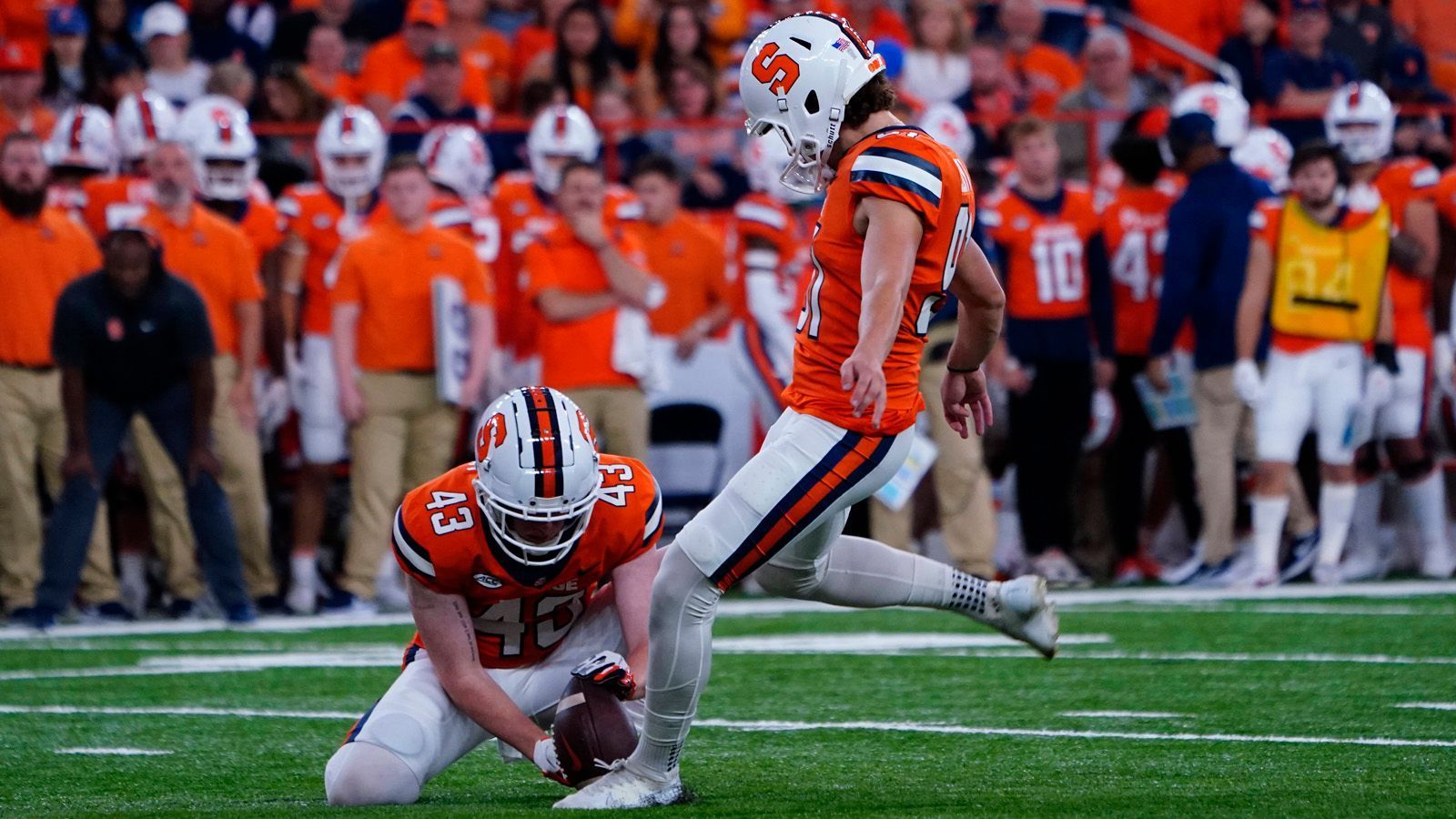 
                <strong>4. Platz - Kicker: Andre Szmyt, Syracuse</strong><br>
                Andre Szmyt gilt fast schon als Kicker-Routinier. Der 24-Jährige gewann den Lou Groza Award 2018 und wurde als Freshman einstimmig zum All-American gewählt. In diesem Jahr führte Szmyt die NCAA mit 30 erzielten Field Goals an. 88 Prozent seiner Versuche verwandelte er, sein längstes Field Goal schoss er aus 54 Yards Entfernung. An die Zahlen kam er in den Folgejahren nicht mehr ganz heran, vergangene Saison hat er 20 von 26 Versuchen versenkt. Szymt wird von Experten für seinen schnellen Antritt zum Ball gelobt und bekommt eine gute Höhe in die Kicks - bisher wurde noch keiner seiner Versuche geblockt.
              