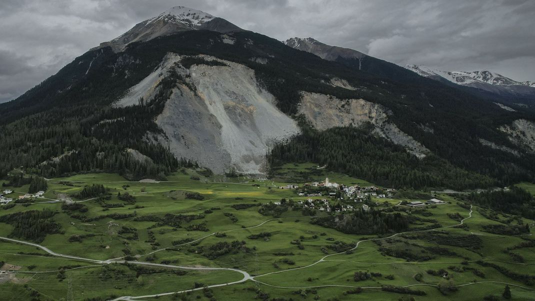 Herabgestürzte Steine und Felsteile liegen vor dem Bergdorf Brienz in der Schweiz.