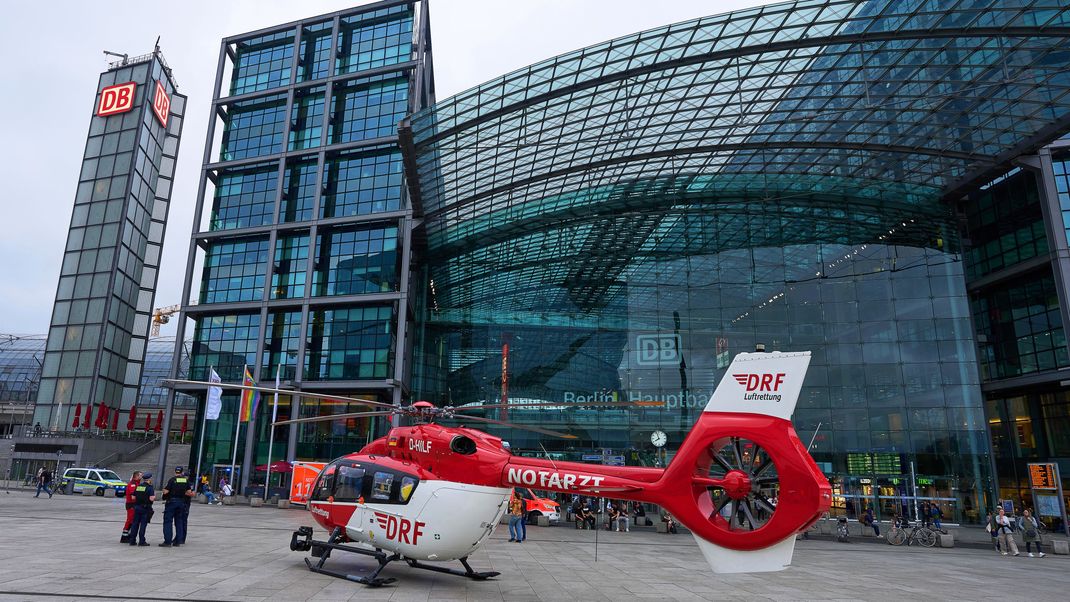 Der Berliner Hauptbahnhof wurde am Mittwochabend gesperrt: Nach einem Personenunfall kam es zu einem Großeinsatz von Polizei und Rettungskräften.