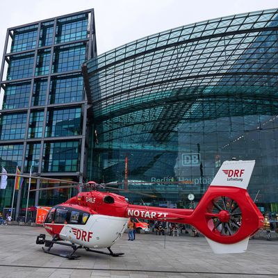 Eine Frau ist am Mittwochabend am Berliner Hauptbahnhof von einem ICE erfasst worden und ums Leben gekommen, ein Kind wurde schwer verletzt, wie eine Sprecherin der Bundespolizei mitteilte. 