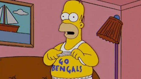 
                <strong>Cincinnati Bengals/Dallas Cowboys - Homer Simpson ("Die Simpsons")</strong><br>
                Football spielt bei den "Simpsons" immer wieder eine wichtige Rolle. Die Fan-Zugehörigkeit von Vater Homer ist dabei umstritten. So träumt das Oberhaupt der gelben Kultfamilie in einer Folge, Besitzer der Dallas Cowboys zu sein. In einer Folge, die in den USA nach dem Super Bowl XXXIV ausgestrahlt wurde, offenbart Homer dann sein dunkles Geheimnis: Auf seinem Bauch prangt in großer Aufschrift "Go Bengals".Homer will die Cowboys besitzen: https://www.youtube.com/watch?v=1TQ4RG23uAM -Homer und die Bengals: https://www.youtube.com/watch?v=qekIE1rpLL
              