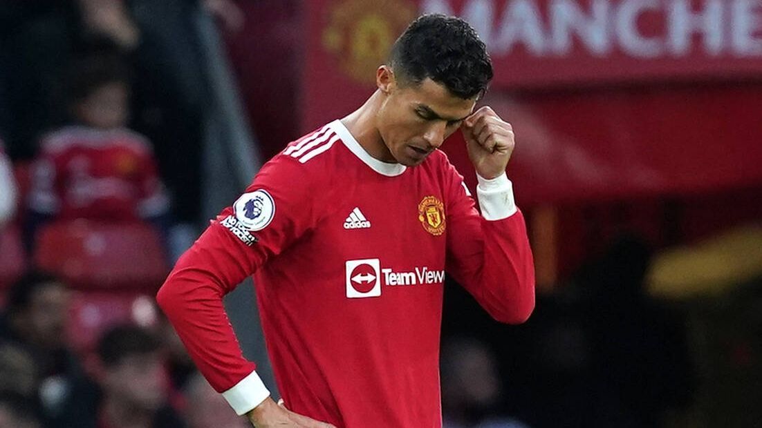 
                <strong>Auch das noch: Ronaldos Treffer wird zurückgenommen</strong><br>
                Ist das bitter! Ronaldo bekommt den Ball am linken Strafraumeck und zieht gekonnt in die Mitte - sein Weltklasse-Schuss schlägt unhaltbar im langen Eck ein. Auf den sowieso schon verhaltenen Jubel folgt schnell die komplette Ernüchterung: Nach VAR-Überprüfung wird der Treffer zurückgenommen, denn Ronaldo steht knapp im Abseits.
              