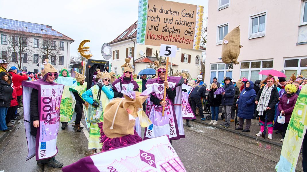 Das Thema Geld wird auch von den Karnevalsvereinen aufgegriffen.