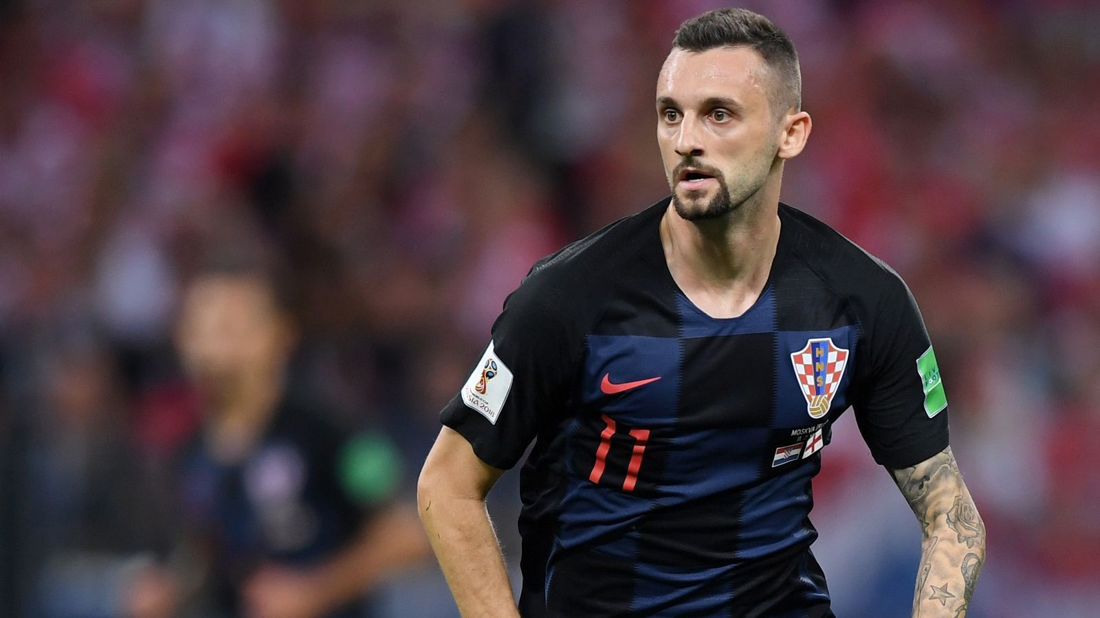 
                <strong>Marcelo Brozovic (Kroatien)</strong><br>
                Seltsam matter Auftritt des Mannes von Inter Mailand, der im Mittelfeld kaum zur Geltung kommt und vor allem dem offensiven englischen Mittelfeld hinterherläuft. In der 83. Minute wird Brozovic erstmals offensiv auffällig, als er den bis dahin ebenfalls weitgehend abgemeldeten Mandzukic mit einem feinen Anspiel in Szene setzt. Steht aber die kompletten 120 Minuten auf dem Feld und trägt letztlich auf unauffällige Art und Weise dazu bei, dass Kroatien ins Finale einzieht. ran-Note: 4
              