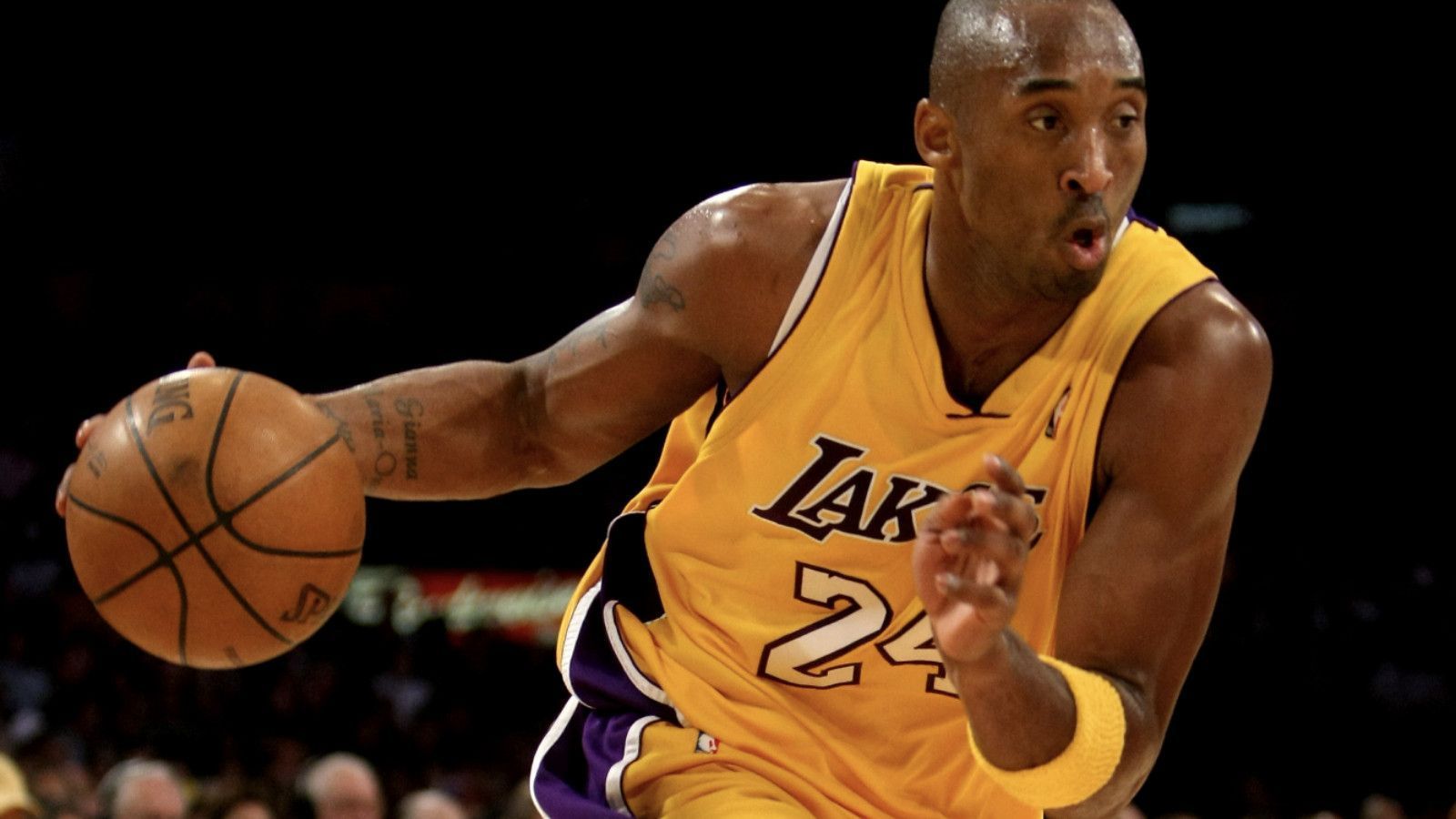 
                <strong>Platz 3: Kobe Bryant</strong><br>
                Grande Kobe: Sein Vermächtnis lebt, auf und abseits des Basketballplatzes. Die 25 Mal oberhalb der 50-Punkte-Marke sind nur bescheidener Ausdruck dessen, was "Black Mamba" zu leisten im Stande war.
              