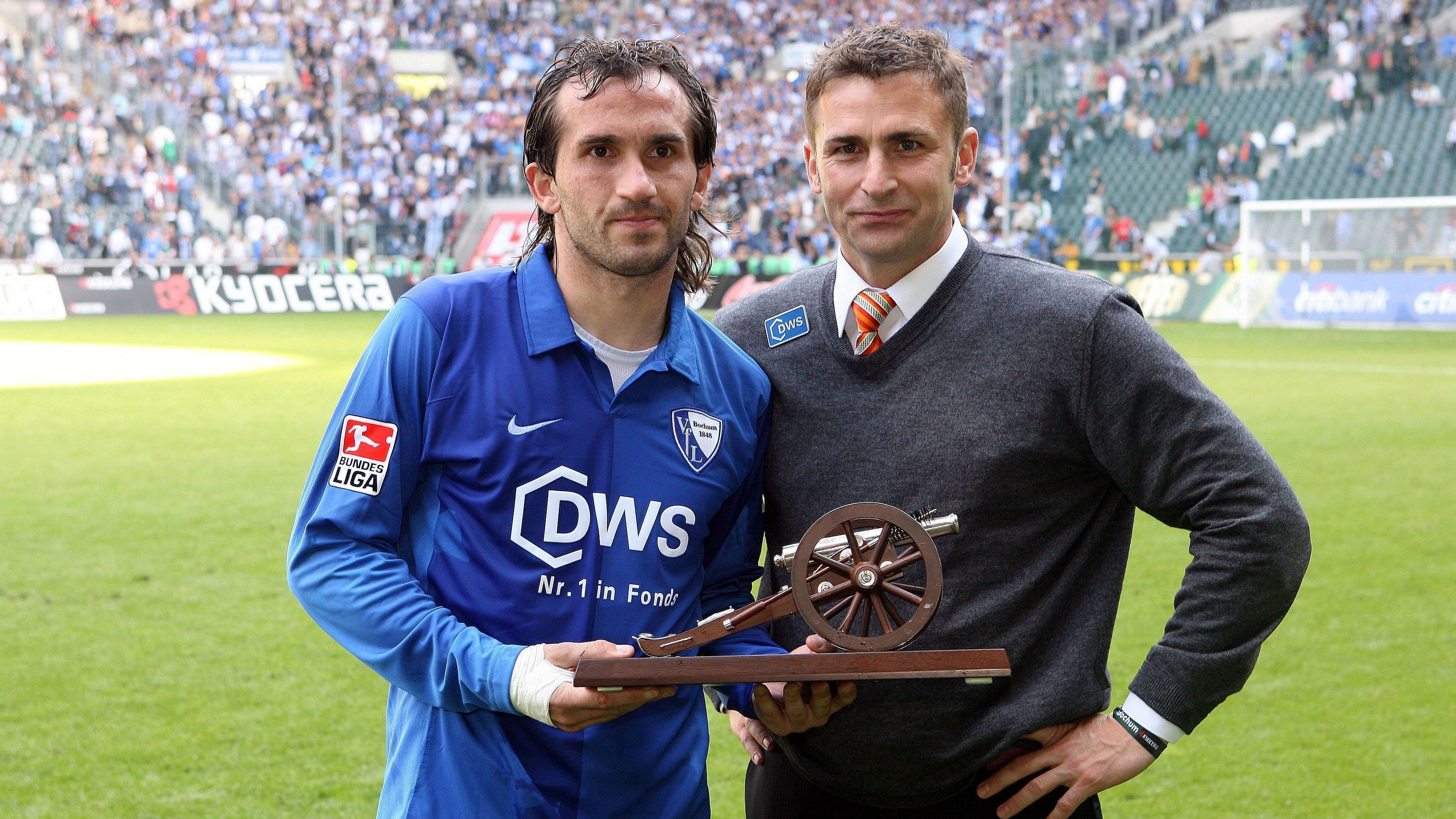 
                <strong>Manager beim VfL Bochum (2006 - 2008)</strong><br>
                In der selben Funktion wurde er 2006 beim VfL Bochum vorgestellt und kam somit ein drittes Mal an seine alte Wirkungsstätte zurück. Kuntz holte unter anderem Knipser Theofanis Gekas (links) zu den Bochumern, der es seinem Manager nachmachte und mit 20 Treffern die Torjägerkanone gewinnen konnte. Mit Marcel Koller als Trainer beendete Kuntz die beiden Saisons in Bochum auf den Rängen acht und zwölf und verließ den Klub 2008 schließlich für seine "Alte Liebe". 
              