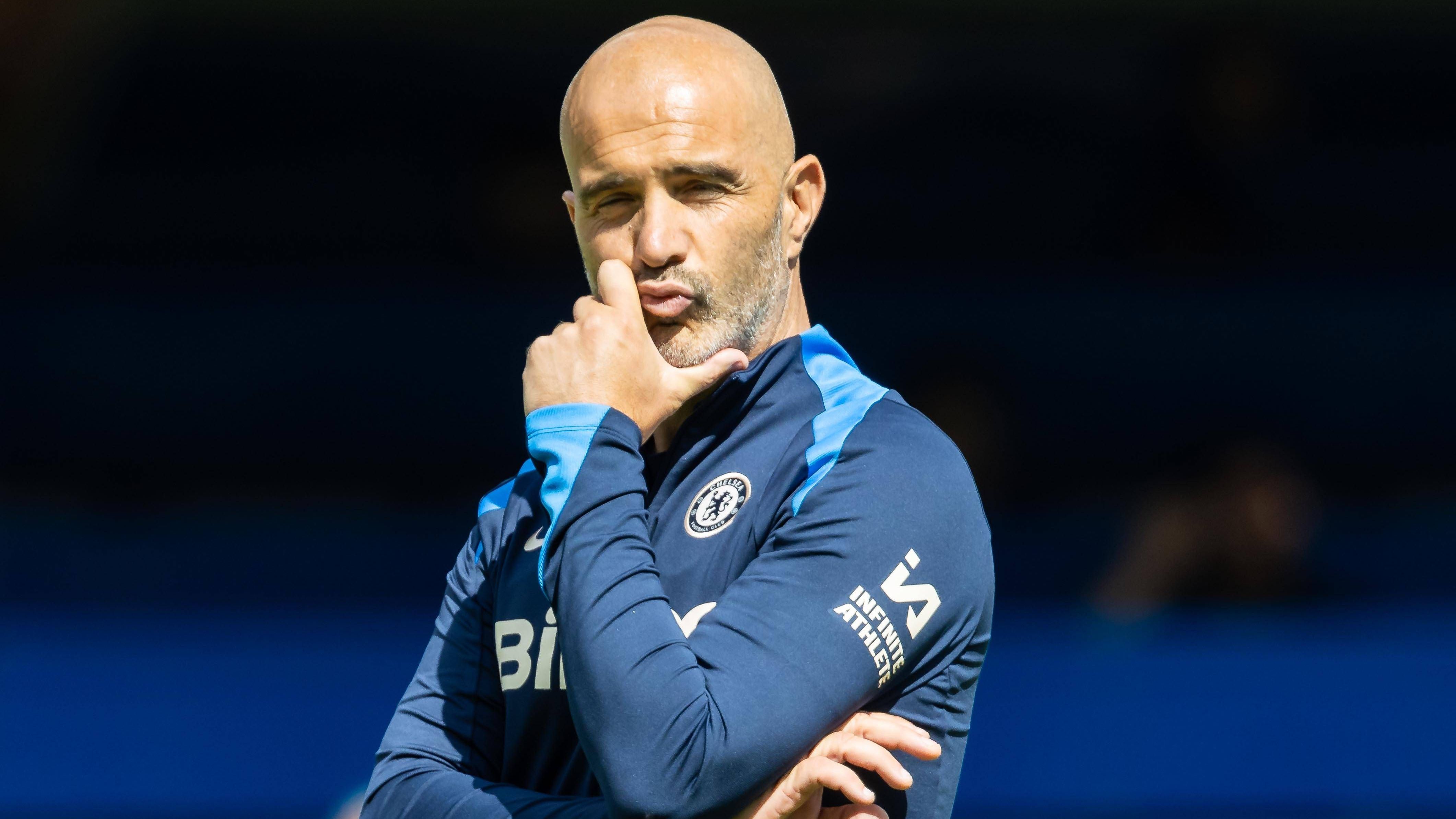 <strong>Erneuter Transfer-Irrsinn beim FC Chelsea</strong><br>Neu-Coach Enzo Maresca, der Leicester City zuletzt zurück in die Premier League führte, ist ein großer Kader für seinen Stil aber essentiell: "Am wichtigsten ist es, dass wir Konkurrenzkampf und auf jeder Position mindestens zwei Optionen haben. Dann wählen wir entweder den anderen oder eben dich, dabei wollen wir dasselbe Level haben." Dass ein 43-Mann-Kader nicht wirklich managebar ist, weiß aber auch der Italiener.