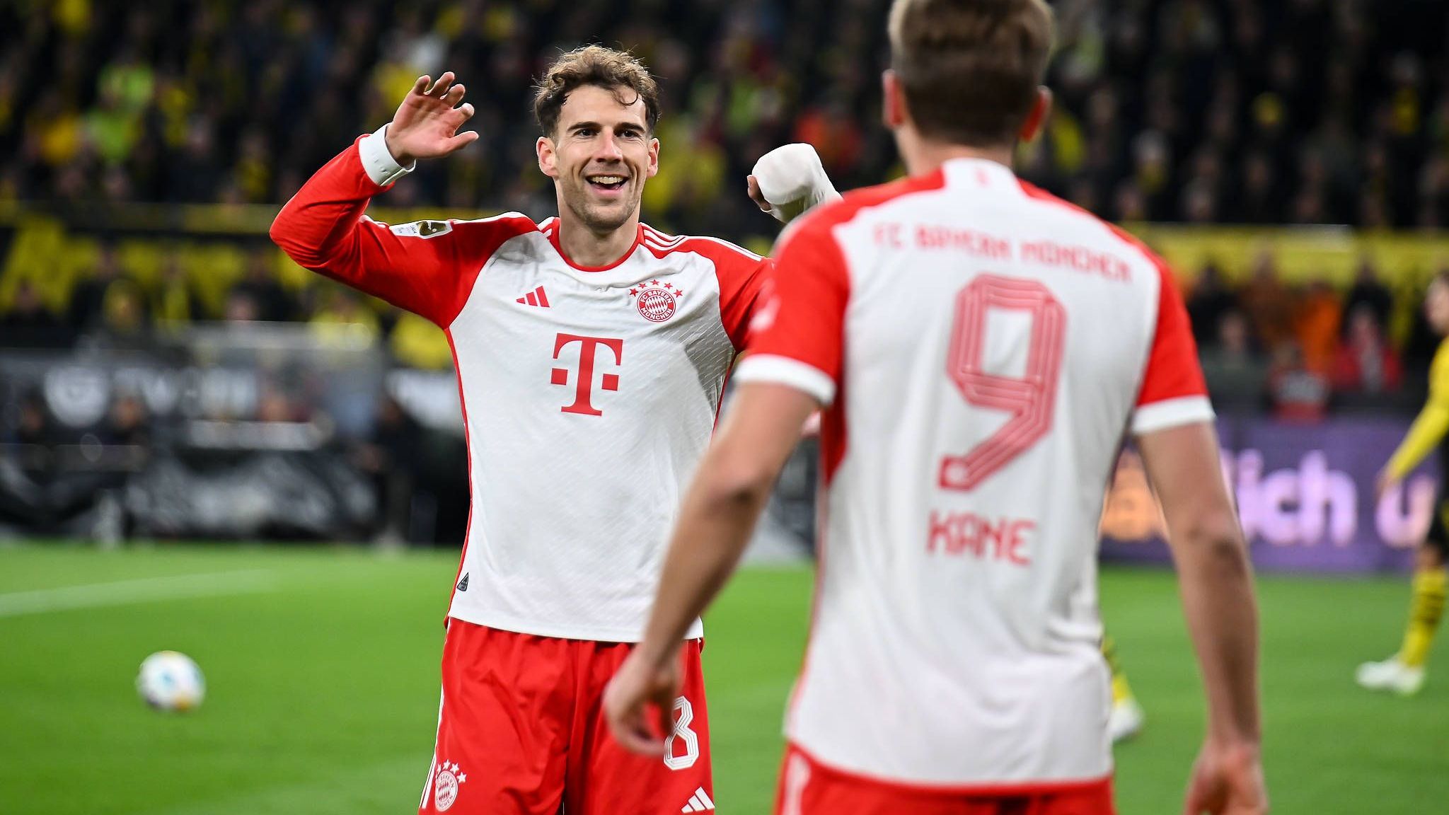 <strong>Leon Goretzka<br></strong>Bissiger Antreiber im Mittelfeld. Leitet den zweiten Bayern-Treffer mit seinem Sprint und dem mustergültigen Pass auf Sane ein. Baut rund um die Pause aber ein wenig ab und lehnt sich wie die gesamte Mannschaft zurück. Muss nach Upamecanos Auswechslung in der Innenverteidigung ran und löst seine Aufgaben dort gut. <em><strong>ran</strong></em><strong>-Note: 2</strong>