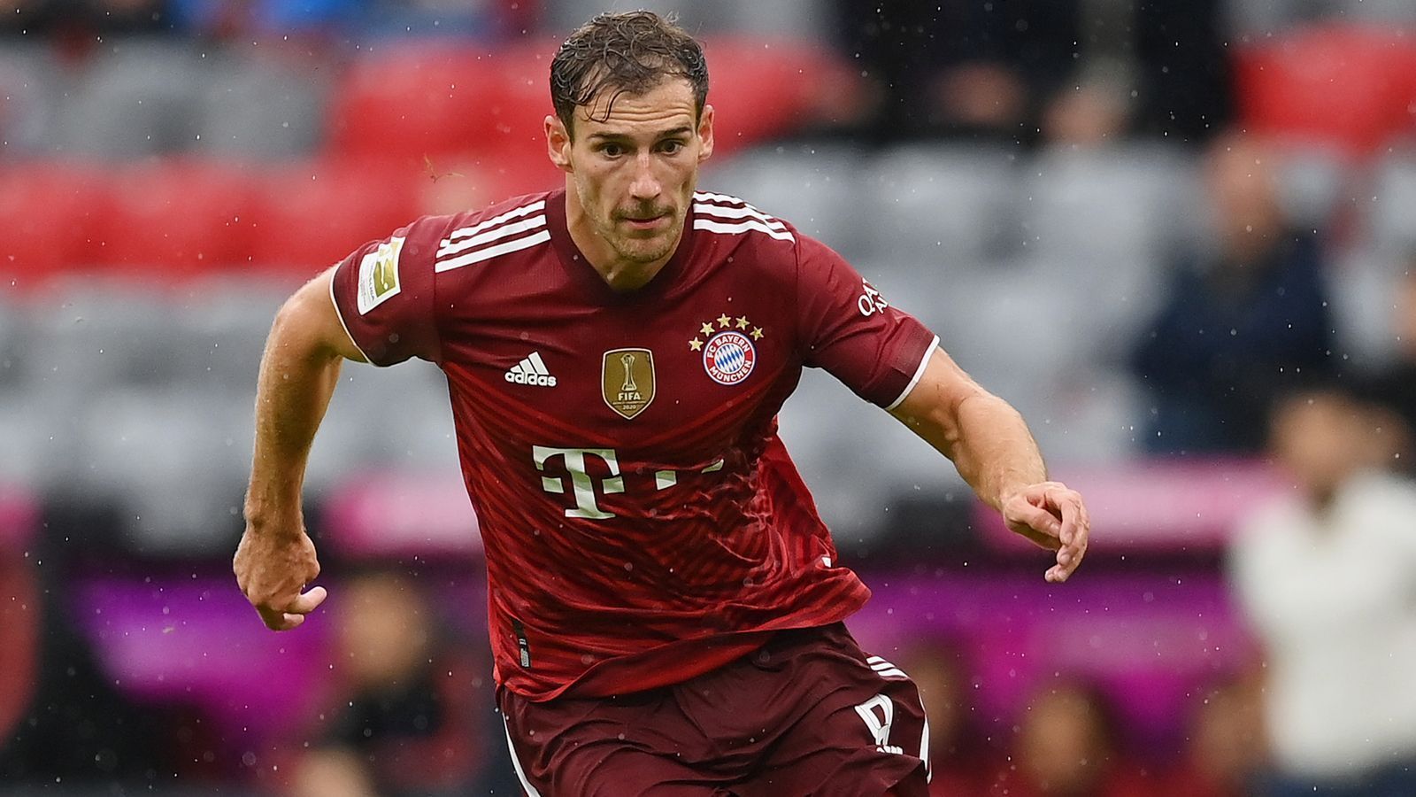 
                <strong>Leon Goretzka</strong><br>
                Tut sich schwer gegen das dichte Freiburger Zentrum, zudem mit einfachen Ballverlusten zu Beginn. Bleibt in der 30. Minute eiskalt und netzt trocken ein. Der Treffer tut ihm gut, danach mit wesentlich mehr Ballaktionen. Lässt in der 56. Minute aus guter Position die Chance aufs 2:0 liegen. Erarbeitet sich seine Szenen vor dem Freiburger Tor, weil er immer wieder nachrückt. Macht nach 70 Minuten und einem starken Auftritt Platz für Tolisso. ran-Note: 2
              