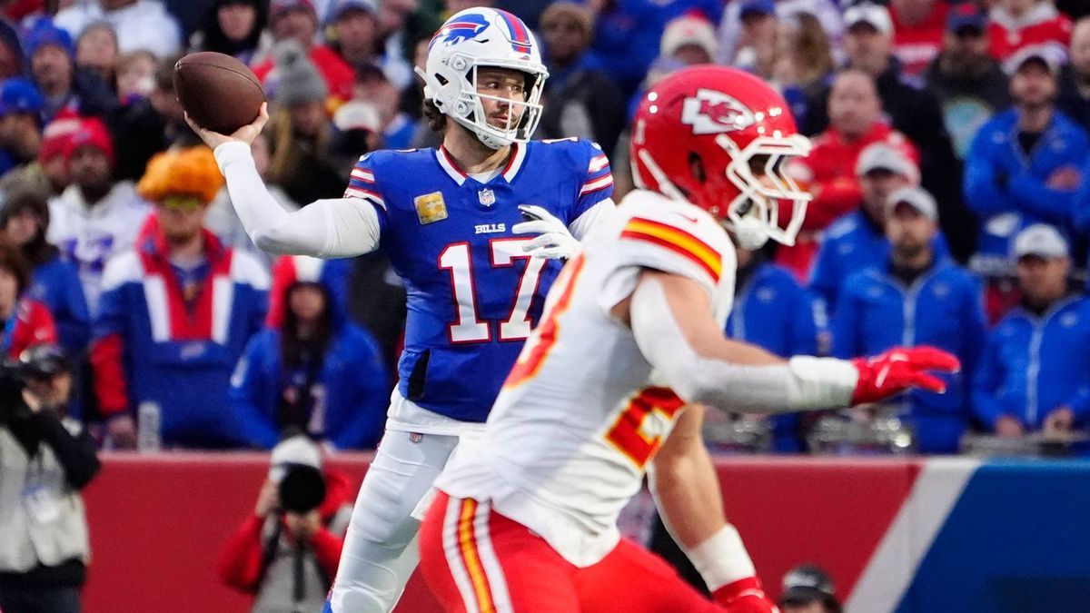 NFL, American Football Herren, USA Kansas City Chiefs at Buffalo Bills Nov 17, 2024; Orchard Park, New York, USA; Buffalo Bills quarterback Josh Allen (17) throws the ball against the Kansas City C...