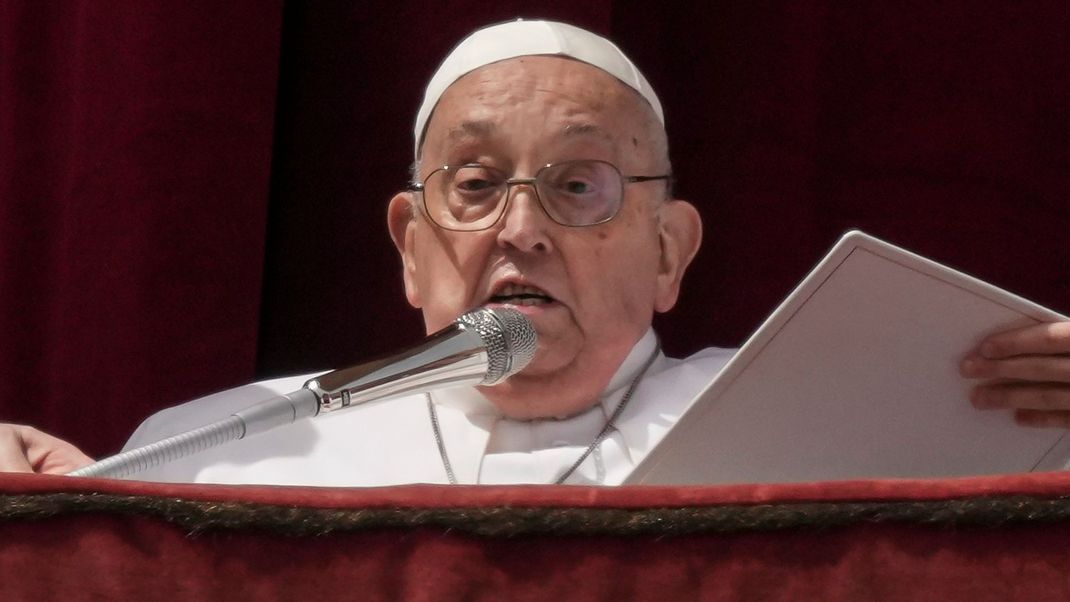 Papst Franziskus spendet den Segen Urbi et Orbi.