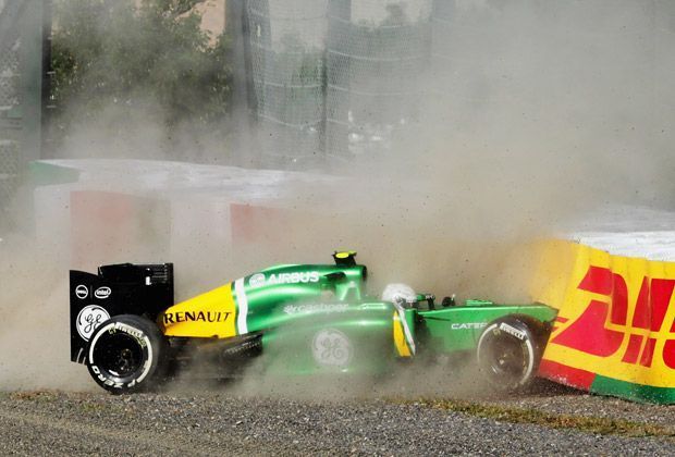 
                <strong>Niederländer auf Abwegen</strong><br>
                Für Giedo van der Garde endet das Rennen in der ersten Kurve. Nach einer Berührung mit dem Marussia von Jules Bianchi rauscht der Caterham des Niederländers geradeaus in die Streckenbegrenzung
              