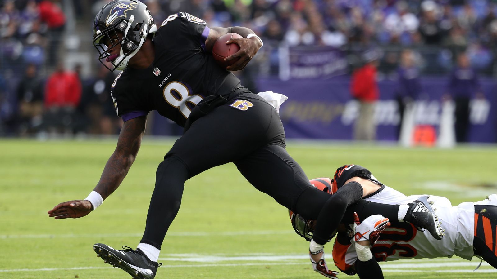 
                <strong>Week 11: Lamar Jackson stellt Debüt-Rekord auf</strong><br>
                Was für ein Einstand! Weil Joe Flacco verletzt ausgefallen ist, durfte erstmals überhaupt Lamar Jackson als Quarterback für die Baltimore Ravens in der NFL ran. Und Jackson führte sein Team nicht nur zum Sieg, sondern präsentierte auch seine unfassbaren Qualitäten zu Fuß: 117 Rush Yards legte Jackson hin. Das hat in der Super-Bowl-Ära noch nie ein Quarterback zum NFL-Debpt geschafft. Chapeau!
              