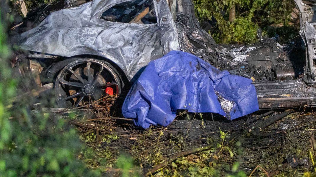 Zwei Insassen des Wagens sollen aufgrund eines verbotenen Autorennens tödlich verunglückt sein.