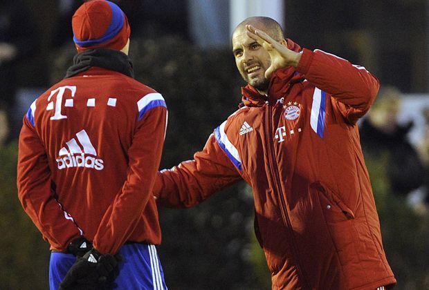 
                <strong>Alles klar, Trainer!</strong><br>
                Pep Guardiola ist zumindest guter Laune und engagiert wie eh und je. Gestenreich sucht er das Gespräch mit Thomas Müller.
              